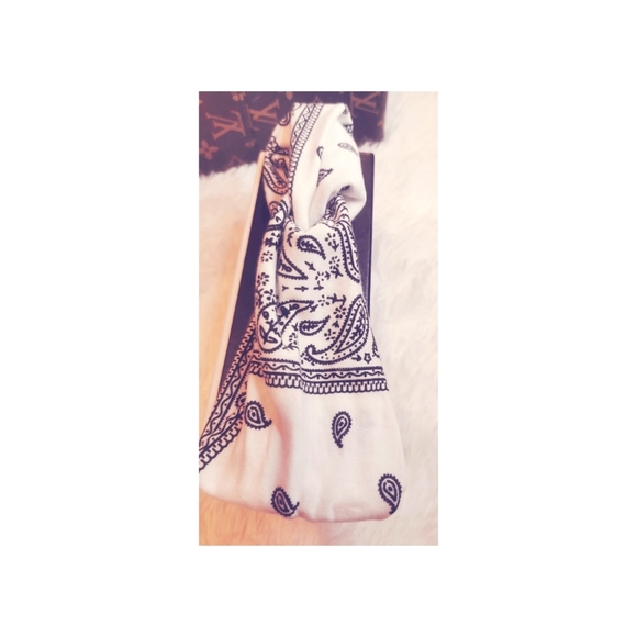 ๐2/20$๐White headband ๐ - Picture 1 of 1